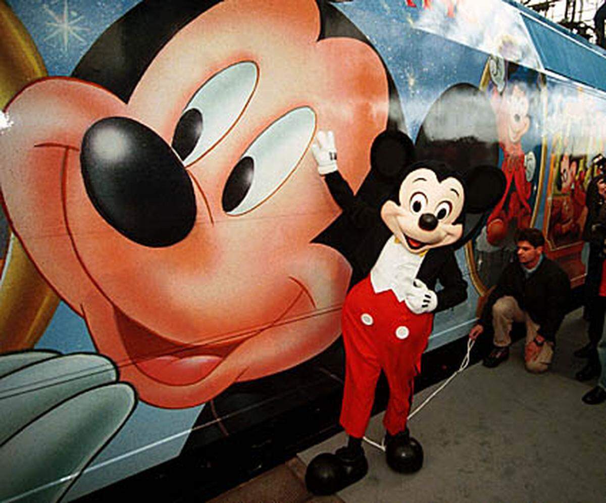 In Hoch-Zeiten sollen Micky-Maus-Produkte dem Konzern mehr als die Hälfte seiner milliardenschweren Verkaufserlöse eingebracht haben. Kein Wunder, dass die Firma den Mäuserich zu ihrem Maskottchen kürte. Rund um die Welt werden die Besucher der Freizeitparks mit einem netten Pfotendruck begrüßt.