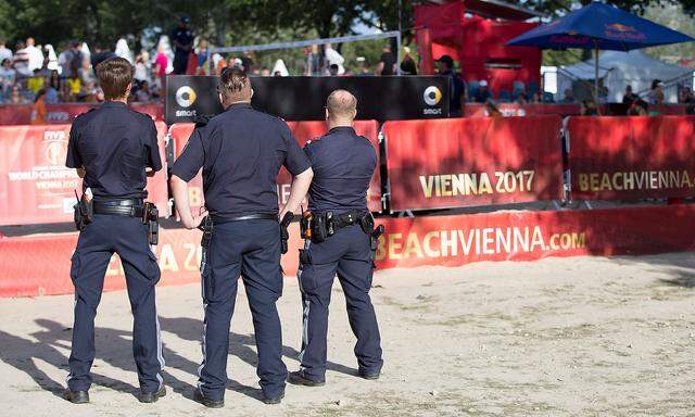 Archivbild: Polizisten an einem Side Court der Beach-Volleyball-WM auf der Donauinsel in Wien.