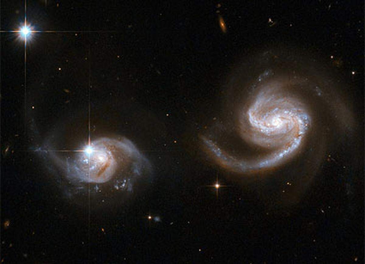 "LEDA 62867" und "NGC 6786" werden einander bald begegnen: Vermutlich wird "NGC 6786", die rechte Galaxie, ihren kleineren Kontrahenten in sich aufnehmen.