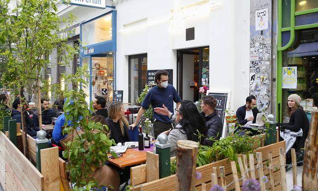 Corona - Pandemie: Wien oeffnet Gastronomie Coronakrise: Wien oeffnet Lokale Wien, Mariahilf, 20.05.2021 Gastgarten, Gast