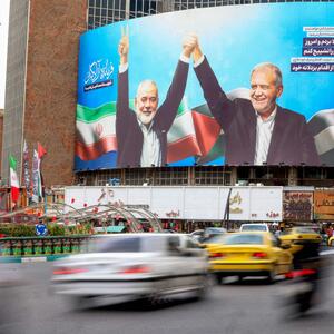 Ein Bild einer Werbetafel in Teheran, Iran: Präsident Peseschkian Hand in Hand mit dem getöteten Hamas-Auslandschef Hanijeh.