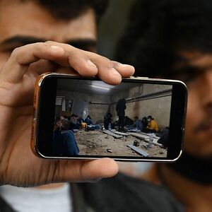 Auch in Indien wurde gegen den russischen Angriff auf die Ukraine protestiert. Im Bild Angehörige eines Inders, der in der Ukraine studiert, bei einer Demo in Neu-Delhi. 