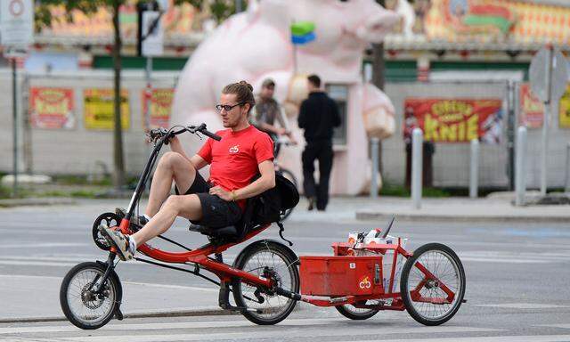 THEMENBILD-PAKET: RADFAHREN / RADFAHRER / VERKEHR