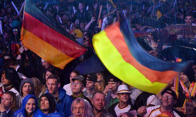 Fans auf der Berliner Fanmeile am Brandenburger Tor verfolgen das Spiel Deutschland Algerien anl�ssl