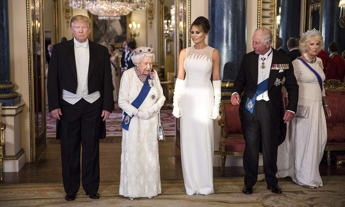 In Reih und Glied: Bevor es anlässlich des Staatsbanketts zu Tisch ging, positionierten sich Donald Trump, die Queen, Melania Trump, Prinz Charles und Herzogin Camilla für ein Gruppenfoto. Auffällig: Die Damen entschieden sich einstimmig für helle Kreationen (die First Lady trägt Dior). Nur Schärpen und Diademe machten den kleinen, feinen royalen Unterschied. 16 Mitglieder der königlichen Familie nahmen übrigens an der (sehr langen) Tafel Platz, nur Prinz Harry und Herzogin Meghan, die über ihre Baby-Pause gerade wohl nicht froher sein könnte, ließen sich entschuldigen.