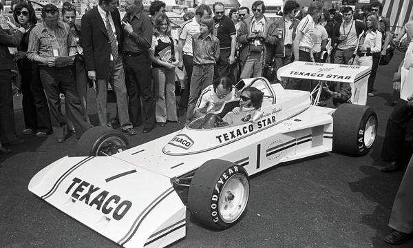 In diesem Design ist Emerson Fittipaldis Lotus heute noch eines der weltweit beliebtesten Modellautos. Der Brasilianer wurde 1973 WM-Zweiter, in den Jahren davor und danach war er Weltmeister.