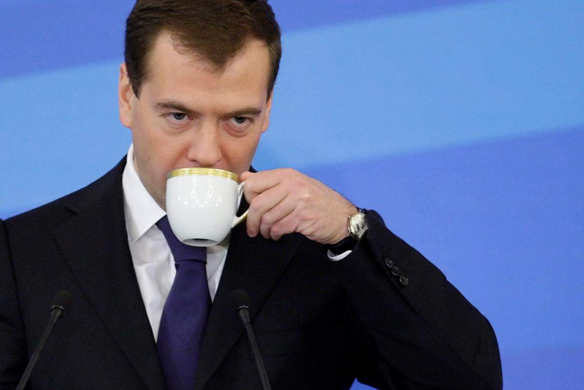 Der eigentliche Staatschef Dimitrij Medwedjew ist nach Einschätzung von US-Diplomaten "blass" und "zögerlich" und wird dabei vom "Alpha-Rüden" Putin an den Rand gedrängt
