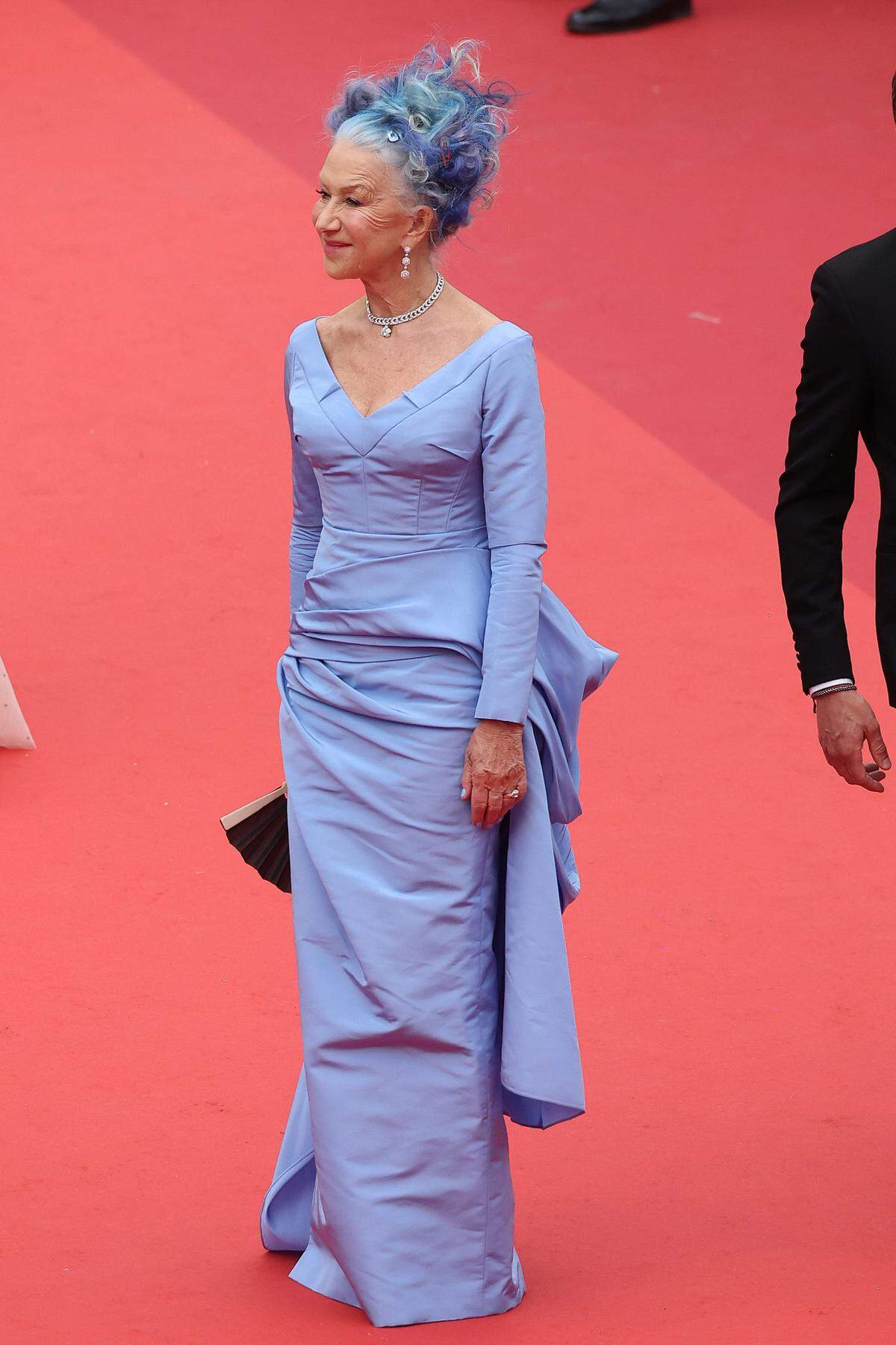 Blau in blau kam die britische Schauspielerin Helen Mirren, in einem Kleid von Del Core. Die Haarpracht ist für gewöhnlich weiß. 