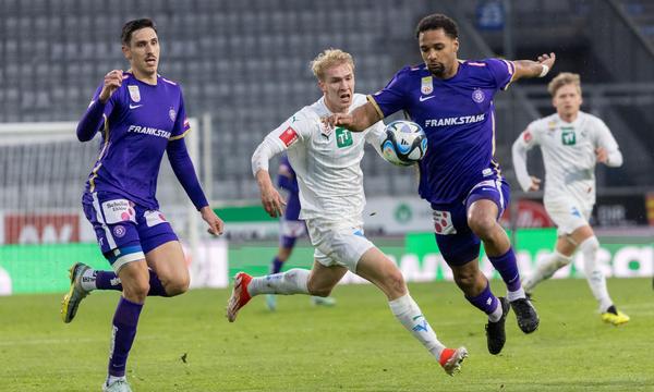 Tin Plavotic (FK Austria Wien), Aleksander Buksa (WSG Tirol), Marvin Martins (FK Austria Wien) im Kampf um den Ball im Stadtion in Innsbruck.