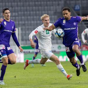 Tin Plavotic (FK Austria Wien), Aleksander Buksa (WSG Tirol), Marvin Martins (FK Austria Wien) im Kampf um den Ball im Stadtion in Innsbruck.