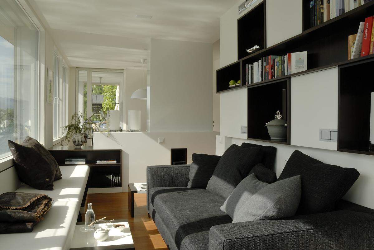 Wohnraum mit den Lieblingsplätzen: graues Sofa...