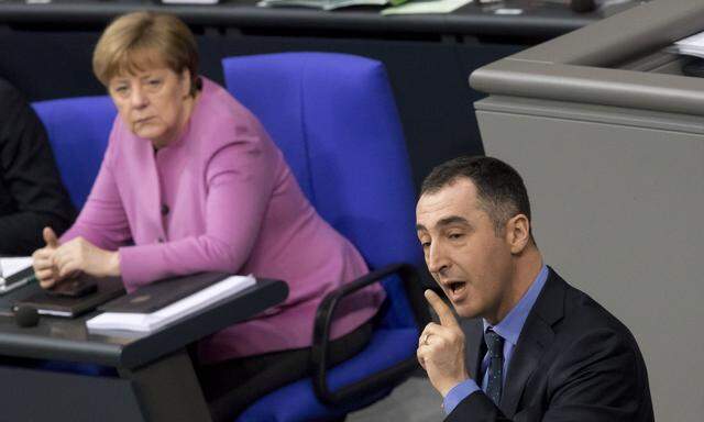 Schwarz-grüner Gleichklang im Bundestag: Angela Merkel lauscht den Ausführungen des Parteichefs Cem Özdemir.