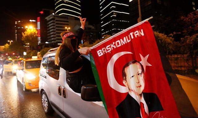 Protest gegen Israel. Anhänger des türkischen Präsidenten Erdoğan fahren am israelischen Konsulat in Istanbul vorbei.