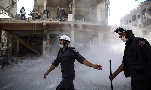 Syrische Weißhelme im Einsatz in Douma; Die Zivilschutztruppe hilft Verletzten und rettet Verschüttete.