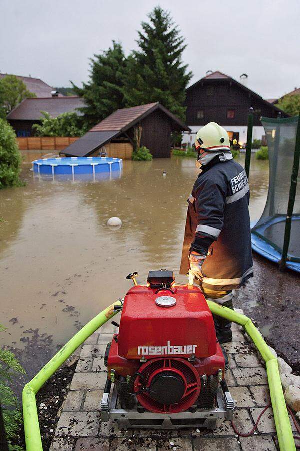 In Gutenstein im Bezirk Wiener Neustadt mussten acht Feuerwehren zur Bekämpfung eines Waldbrandes ausrücken, der durch Blitzschlag ausgelöst wurde.Im Bild: Überflutungen in Schneegattern.