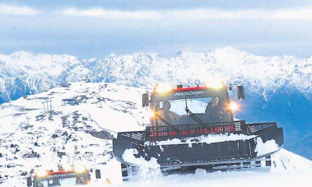 Mit dem Pistenbully durchs Skigebiet Hochzeiger im Pitztal. Interessierte können beim Präparieren 40 Minuten mitfahren. Anmeldung ist erforderlich, es gibt nur mehr wenige freie Termine. www. hochzeiger.com, www.pitztal.com