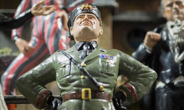 Keine Berührungsängste mit verdächtigen Devotionalien: Krippenfigur in einer Auslage in Neapel. 