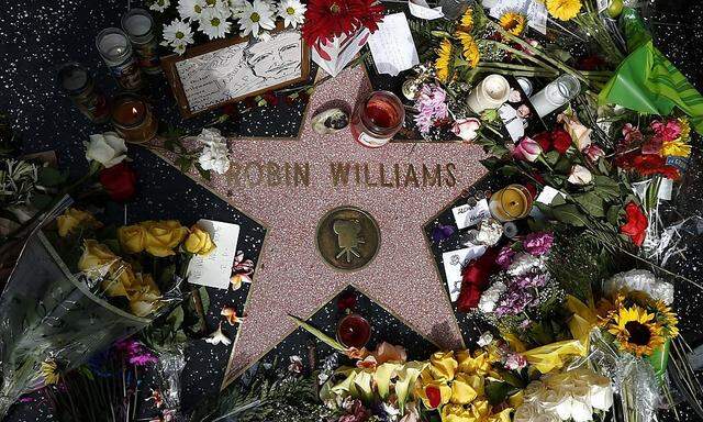 Robin Williams Stern am Walk of Fame ist umrahmt von Blumen und Briefen seiner Fans.