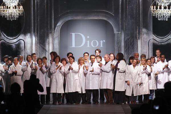 Sie sehen ein Suchbild der Pariser Prêt-à-porter-Schauen 2011. Die Mannschaft von Dior stellt sich nach ihrer Schau auf - einer fehlt ...