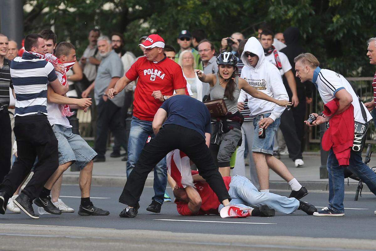 Dennoch attackierten polnische Hooligans den russischen Fanzug mit Steinen und Schlägen - es kam zu den befürchteten Ausschreitungen.