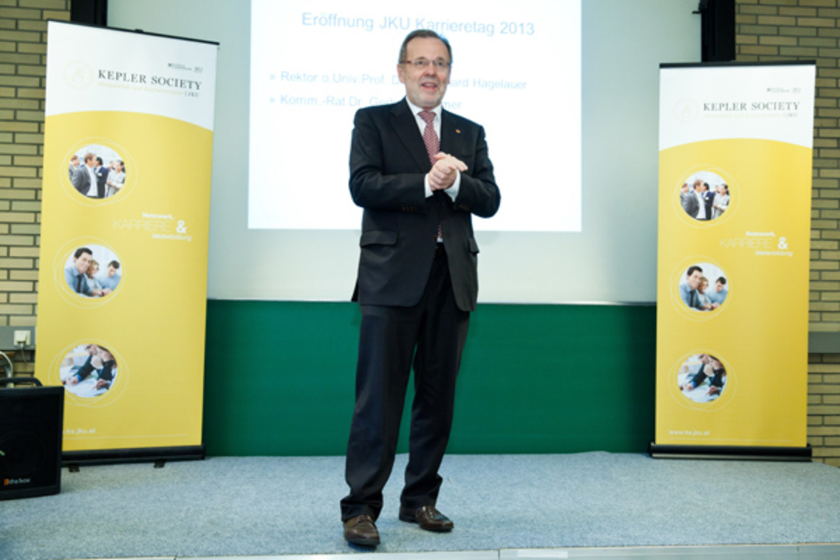 Richard Hagelauer eröffnete die Veranstaltung und freute sich über das große Interesse vonseiten der Studenten und Absolventen.