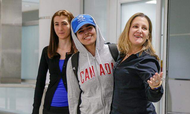 Saudi teenager Rahaf Mohammed al-Qunun arrives at Toronto Pearson International Airport