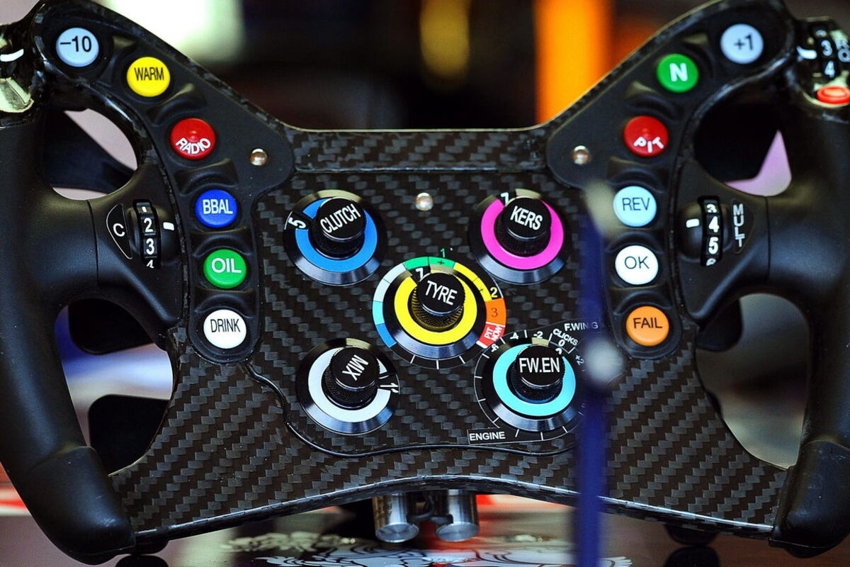 Als Formel-1-Fahrer hat man es wirklich nicht leicht, zig Knöpfe zieren das Lenkrad und augenscheinlich ist es gar nicht mehr so verwunderlich, das sich die Piloten auf der Playstation "einfahren".