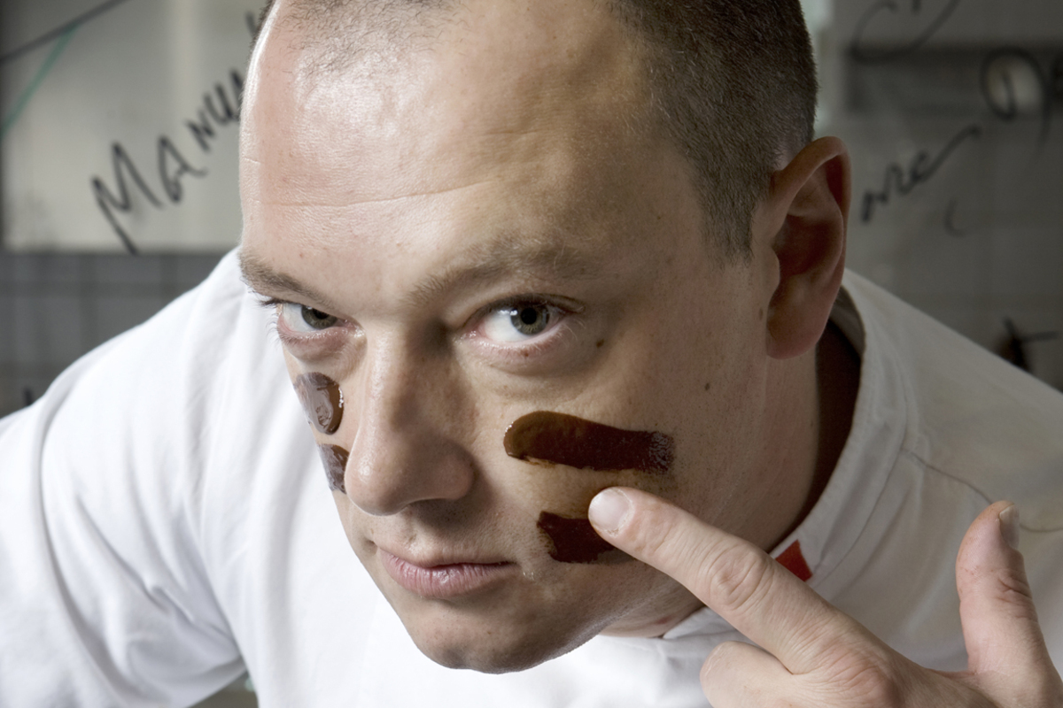 Shock-O-Latier Dominique Persoone jagt sich Schokolade ins Hirn.