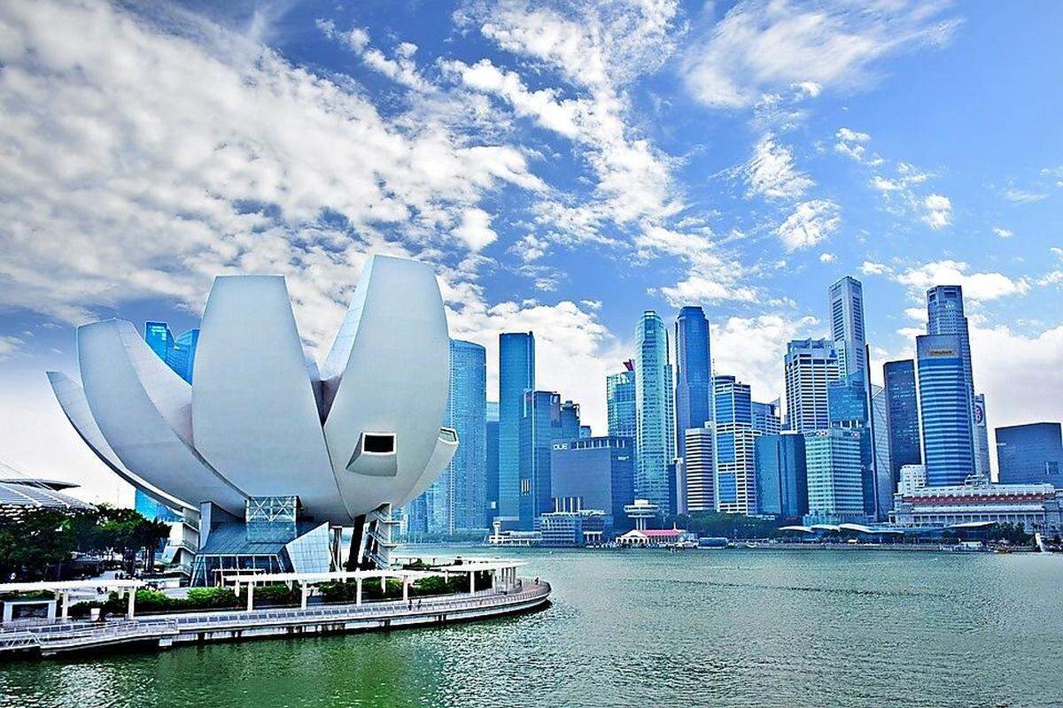 Der Stadtstaat im Süden der Halbinsel Malaysia besticht nicht nur mit imposanter Architektur, in ihm lebt es sich auch ausgesprochen sicher: Der Global Peace Index reiht Singapur auf den achten Platz.