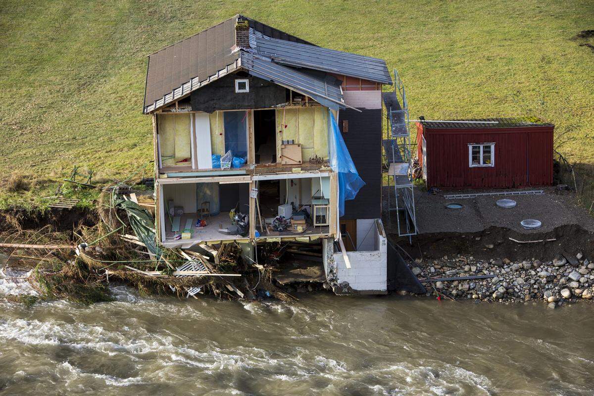 Nach starkem Regen haben heftige Fluten in Norwegen Straßen überschwemmt und ganze Häuser mit sich gerissen.
