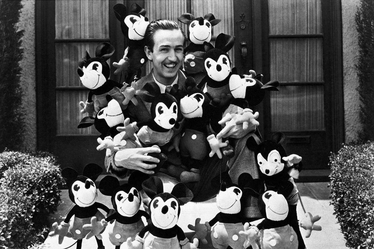Walt Disney wurde 1901 geboren und wuchs auf einer Farm in Missouri auf. Sein Vater Elias galt als überaus geiziger Bauunternehmer, seine Kinder schlug er und ließ sie kostenlos für sich schuften. Bereits im Alter von neun Jahren musste der junge Walt jeden Tag um halb vier Uhr am Morgen aufstehen, um Zeitungen für ihn auszutragen. Egal wie kalt, verschneit oder windig es war.