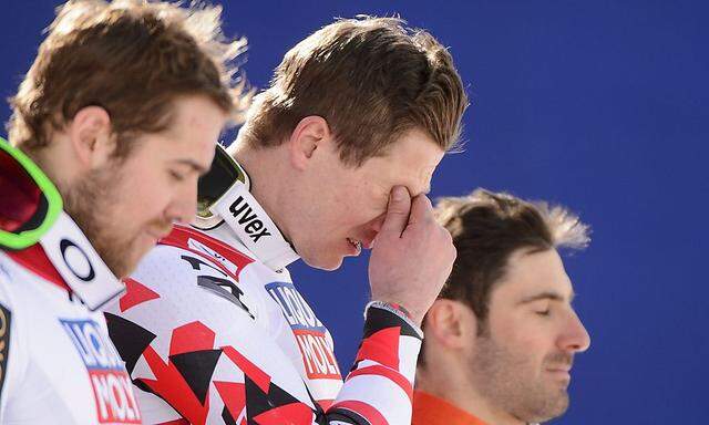 Bei der sogenannten Flower Ceremony kullterten bei Super-G-Weltmeister Hannes Reichelt (Mitte) die Tränen während der Bundeshymne.