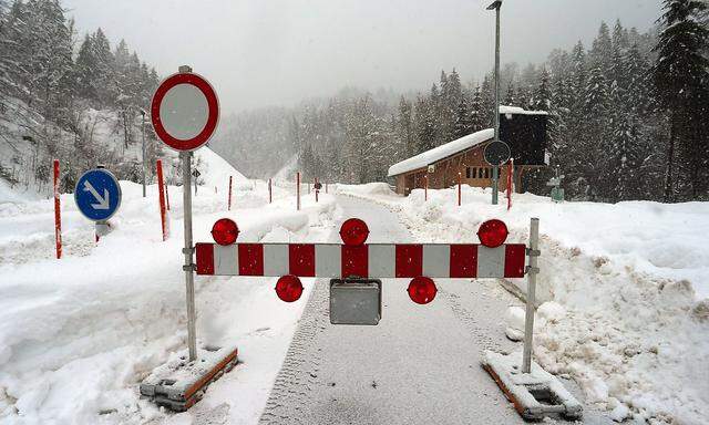 Die Zufahrt nach Balderschwang, wo eine Lawine ein Hotel traf, war am Wochenende gesperrt.