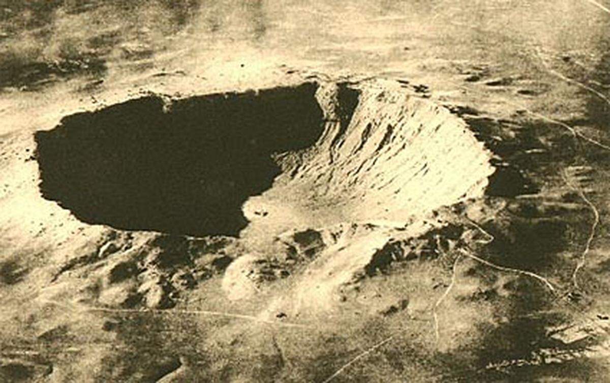 Dieser Krater in Arizona ist der erste, der als Meteoriten-Krater erkannt wurde. Vor 20.000 bis 50.000 Jahren schlug hier ein Asteroid mit einem Durchmesser von etwa 300 Meter ein. Er hinterließ einen Krater mit einem Durchmesser von 1,2 Kilometer. Erst 1930 wurde er einem Meteoriten-Einschlag zugeordnet.
