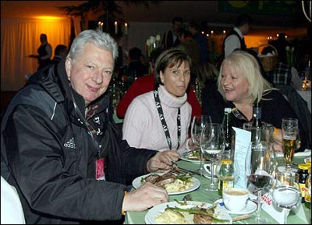 Bevor die Spitzenläufer kommen, noch eine schnelle Stärkung: Im VIP-Zelt tafelte Edi Finger Jr. mit Ex-Tanzmaus Monika Lichter.