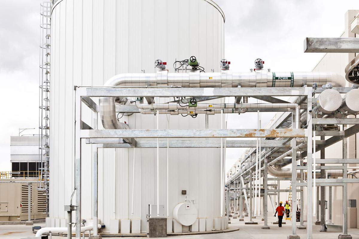 Selbst wenn die Wasserversorgung einmal einbrechen sollte, benötigen die Server Kühlung. Dafür gibt es riesige Lagertanks wie diesen in Berkeley County, South Carolina. Bis zu 900.000 Liter Wasser werden darin gespeichert.