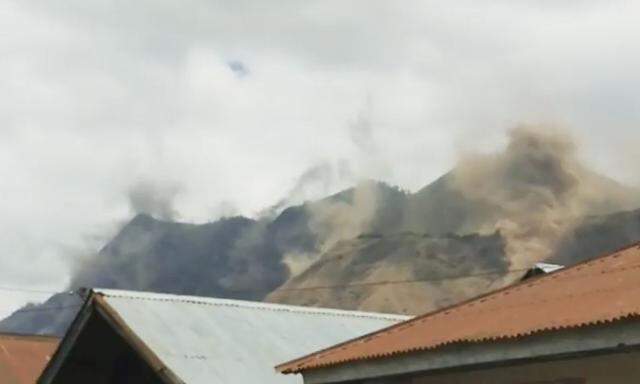 Ein Screenshot eines Videos eines Erdrutsches auf Lombok nach dem ersten Beben am Sonntag.
