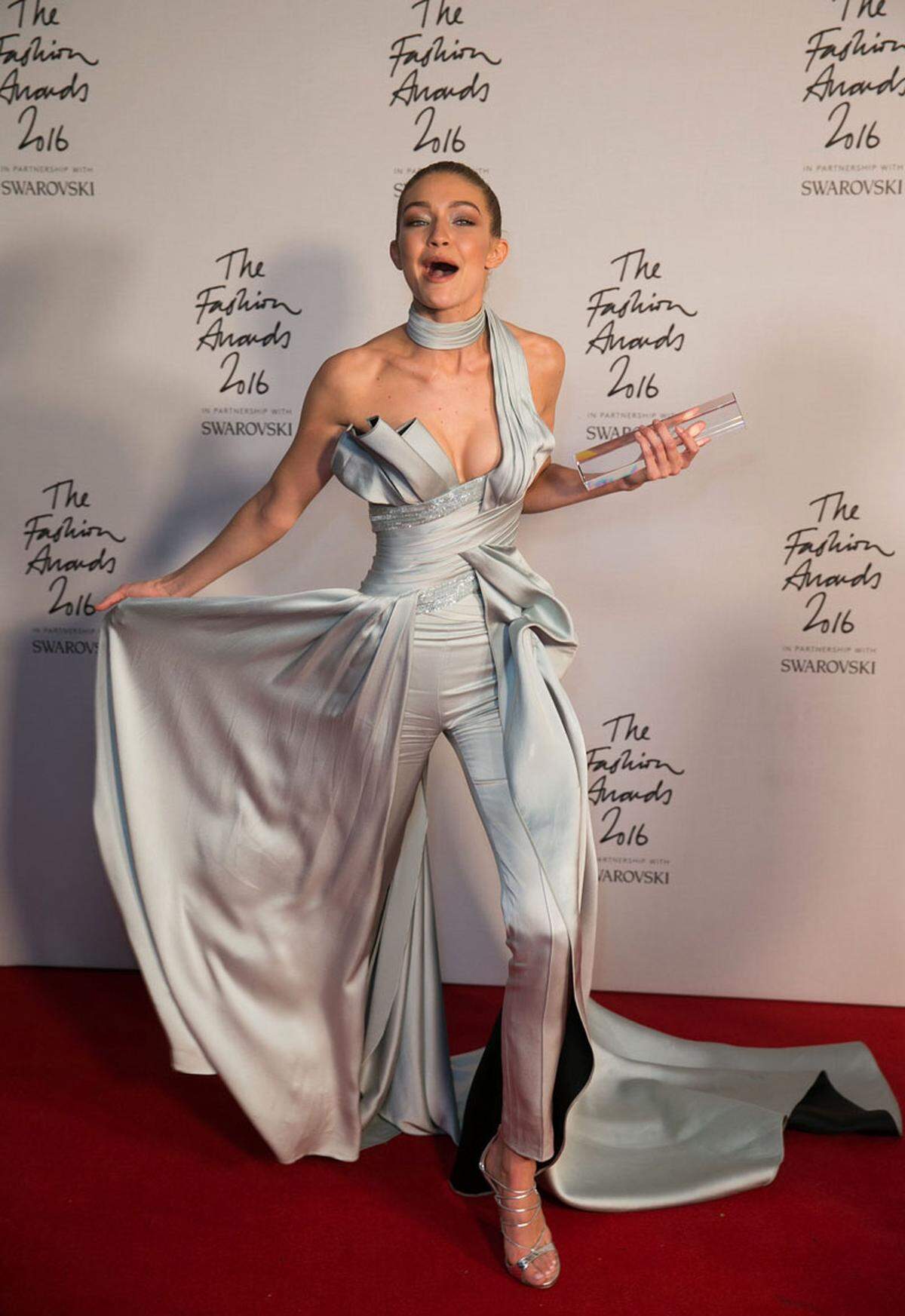 Victoria's Secret Engel Gigi Hadid nahm bei den British Fashion Awards in London die begehrte Trophäe als "Model of the Year" in einem Hosenkleid von Atelier Versace entgegen.