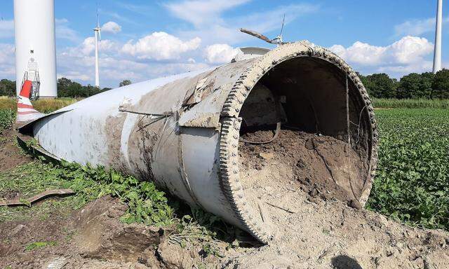 45 Meter, sieben Tonnen - und durch den Aufprall mit Erdreich gefüllt. 