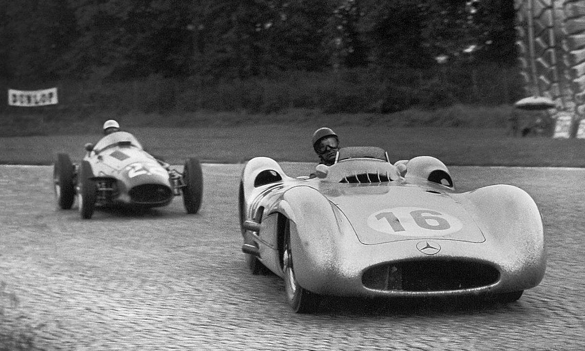 Das Reglement war noch sehr offen. 1954 setzte Mercedes auch einen verkleideten F1-Wagen ein.