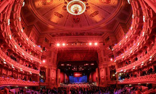 Eine rauschende Ballnacht verspricht auch jährlich der Semperopernball, der seit 2006 im Saal der Dresdner Oper übers Parkett geht. Heuer fand die Veranstaltung am 26. Jänner statt. Während sich die Debütanten-Paare im Dreivierteltakt drehten, sangen und tanzten bis zu 15.000 Neugierige bei einer rauschenden Party vor dem Opernhaus. Die rund 2500 Gäste im Inneren konnten das Galaprogramm hingegen im Warmen verfolgen.