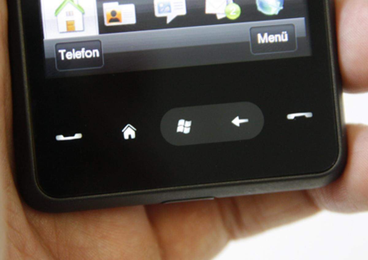 Fünf Sensortasten am unteren Bildschirmrand erleichtern die Navigation. Neben Tasten für die Telefonfunktion gibt es einen "Zurück"-Knopf, eine Verknüpfung mit dem Startbildschirm, und das Windows-Logo, das ins Programmmenü wechselt.