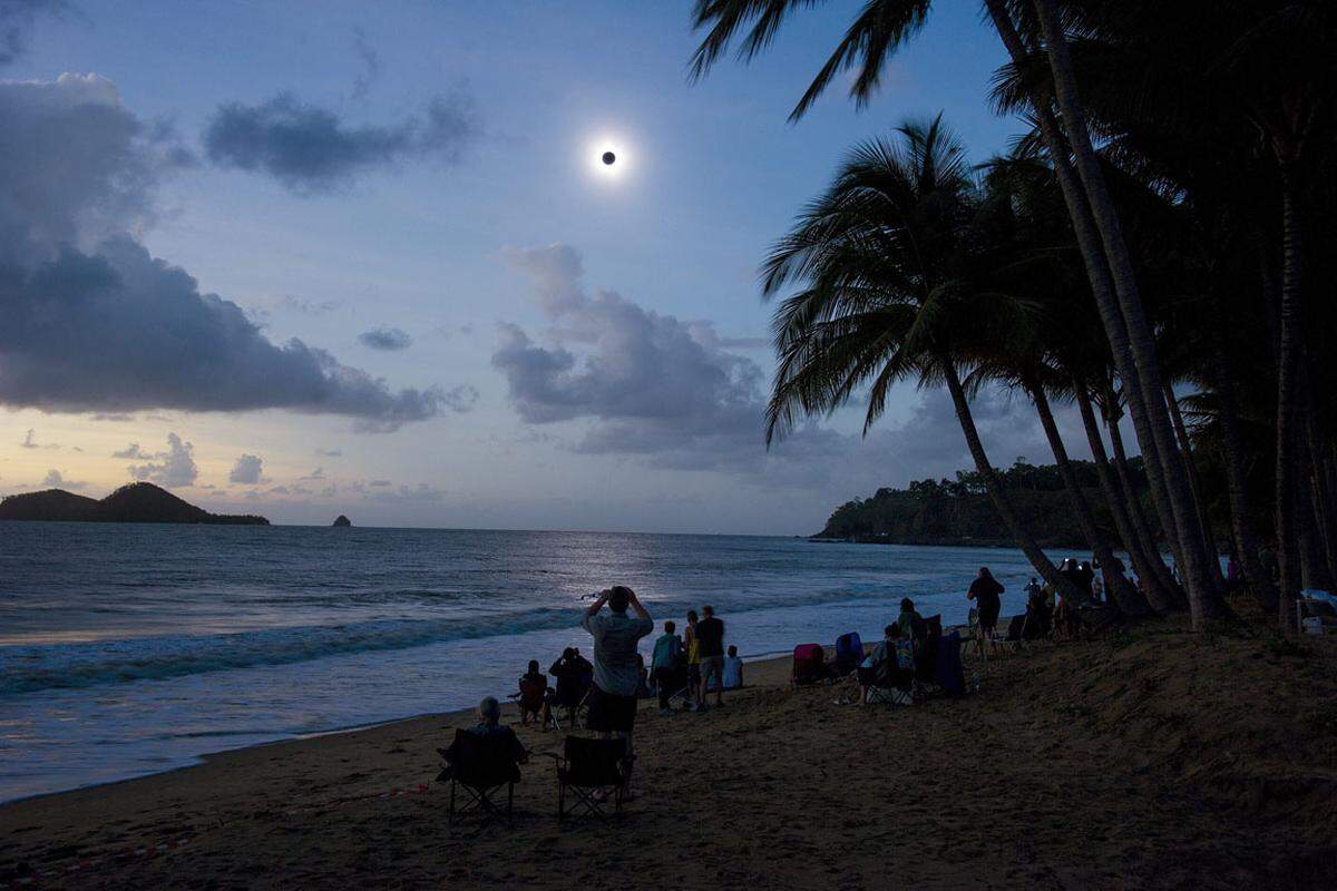 Zehntausenden Touristen, Hobbyastronomen und Wissenschaftler haben das Spektakel einer totalen Sonnenfinsternis über Australien verfolgt. Im Bild: Ellis Beach im Norden von Queensland
