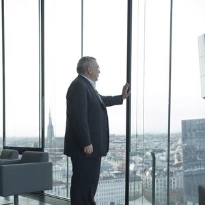 Alfred Gusenbauer ist in mehreren Funktionen für die Signa tätig. Beratungshonorare, die seine Projektgesellschaft verrechnet haben soll, werfen nun Fragen auf. 