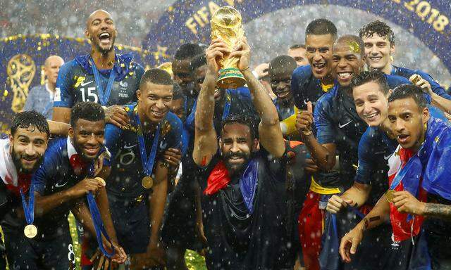 Heftiger Regen setzte kurz vor der Pokalübergabe in Moskau ein, dem französischen Team war das im Jubel über den WM-Titel herzlich egal.