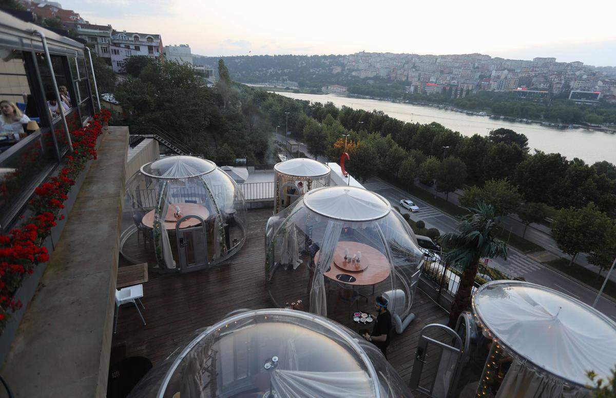 Auch andere Restaurants in anderen Ländern experimentieren damit, wie sie Abstandregeln kreativ umsetzen können. Dabei herausgekommen sind etwa Schaufensterpuppen oder Plexiglaskuppeln über den Köpfen der Gäste.