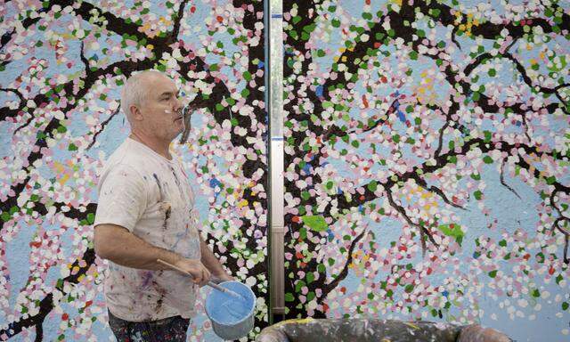 „Cherry Blossom“ heißt die Serie großformatiger Ölbilder, die Damien Hirst – hier in seinem Studio – in den vergangenen zwei Jahren schuf. Im Juni hätten sie in der Fondation Cartier in Paris ausgestellt werden sollen.