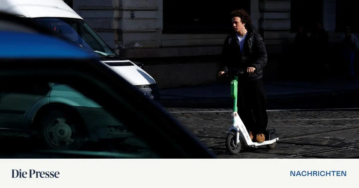 E-Scooter-Fahrer-prallt-in-Tirol-mit-Pkw-zusammen