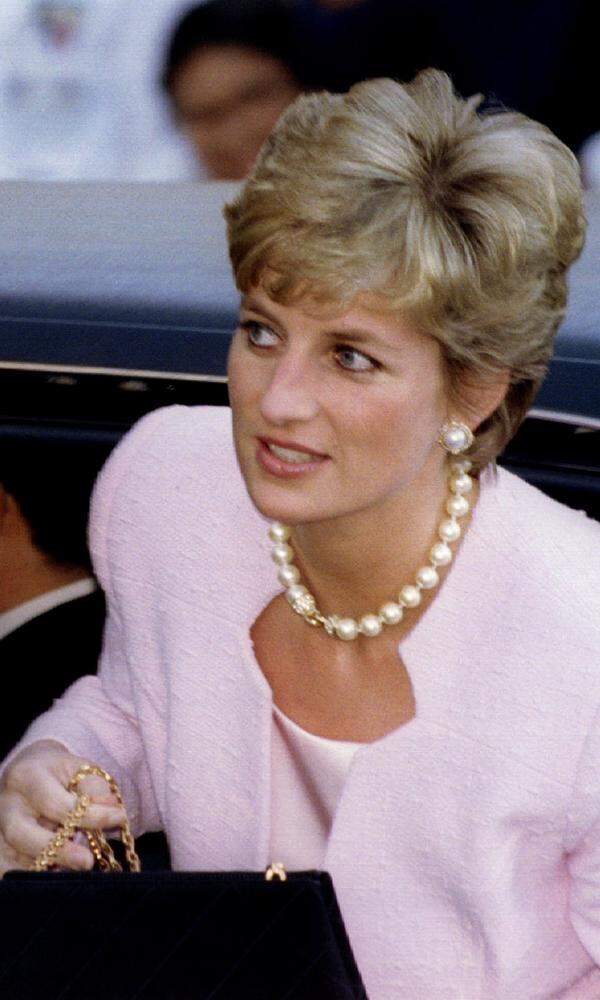 Bei Lady Diana erfüllten die Clutches noch eine zweite Funktion: Um beim Aussteigen aus dem Auto ungewollte Einblicke zu vermeiden, diente die Tasche als Schutz vor den Paparazzi.
