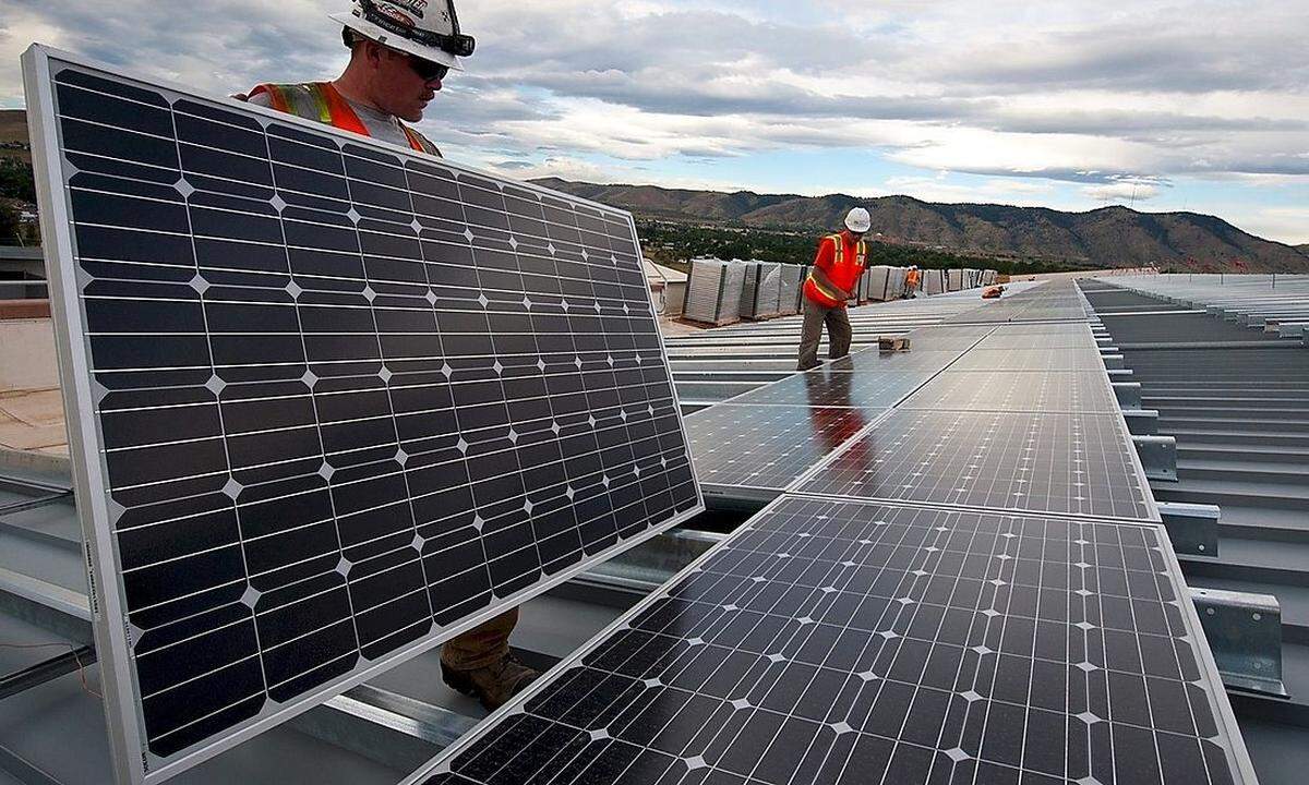 Solartechnologiebroker: sucht noch ungenutzte Aufstellungsorte für Solarpaneele und bereitet sie auf. Im urbanen Raum sind das Dächer, Balkone und Wände, im ländlichen ganze Solarfarmen.